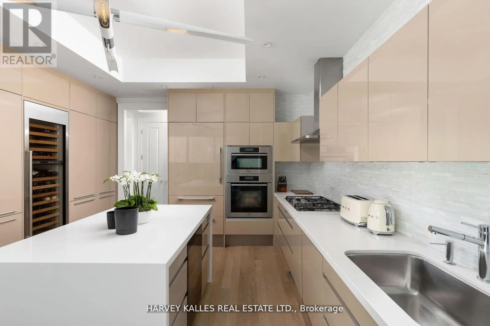 1202 - 206 BLOOR STREET W