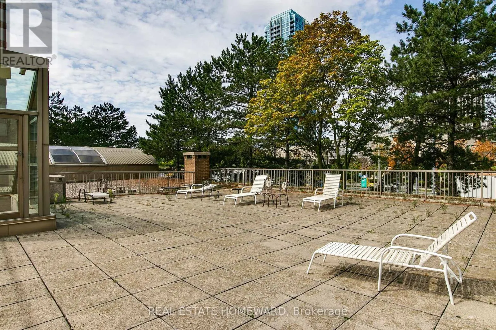 1006 - 215 WYNFORD DRIVE NE