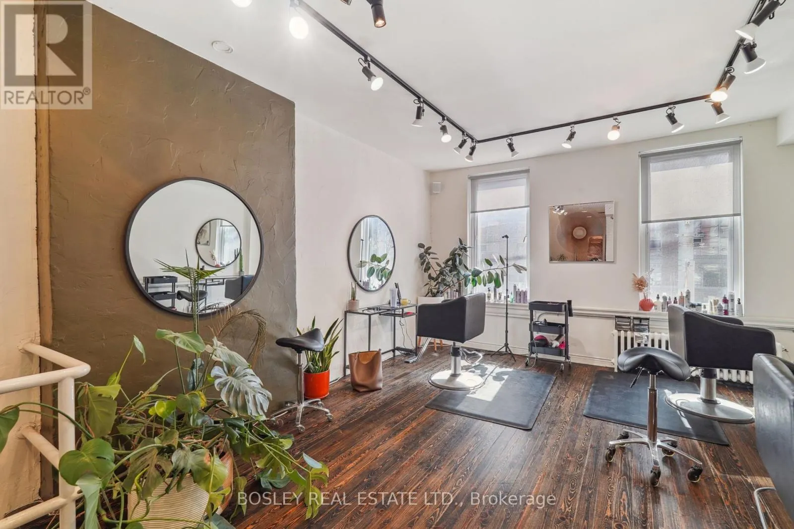 890 QUEEN STREET W