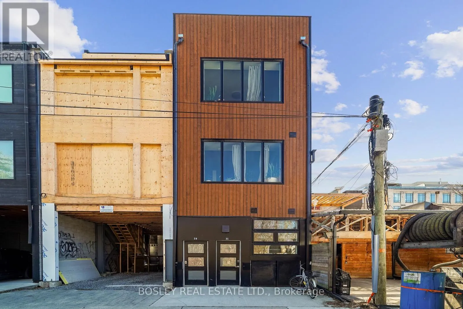 890 QUEEN STREET W