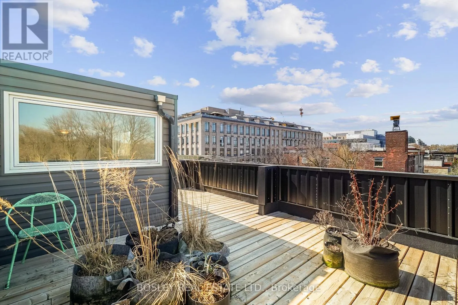 890 QUEEN STREET W