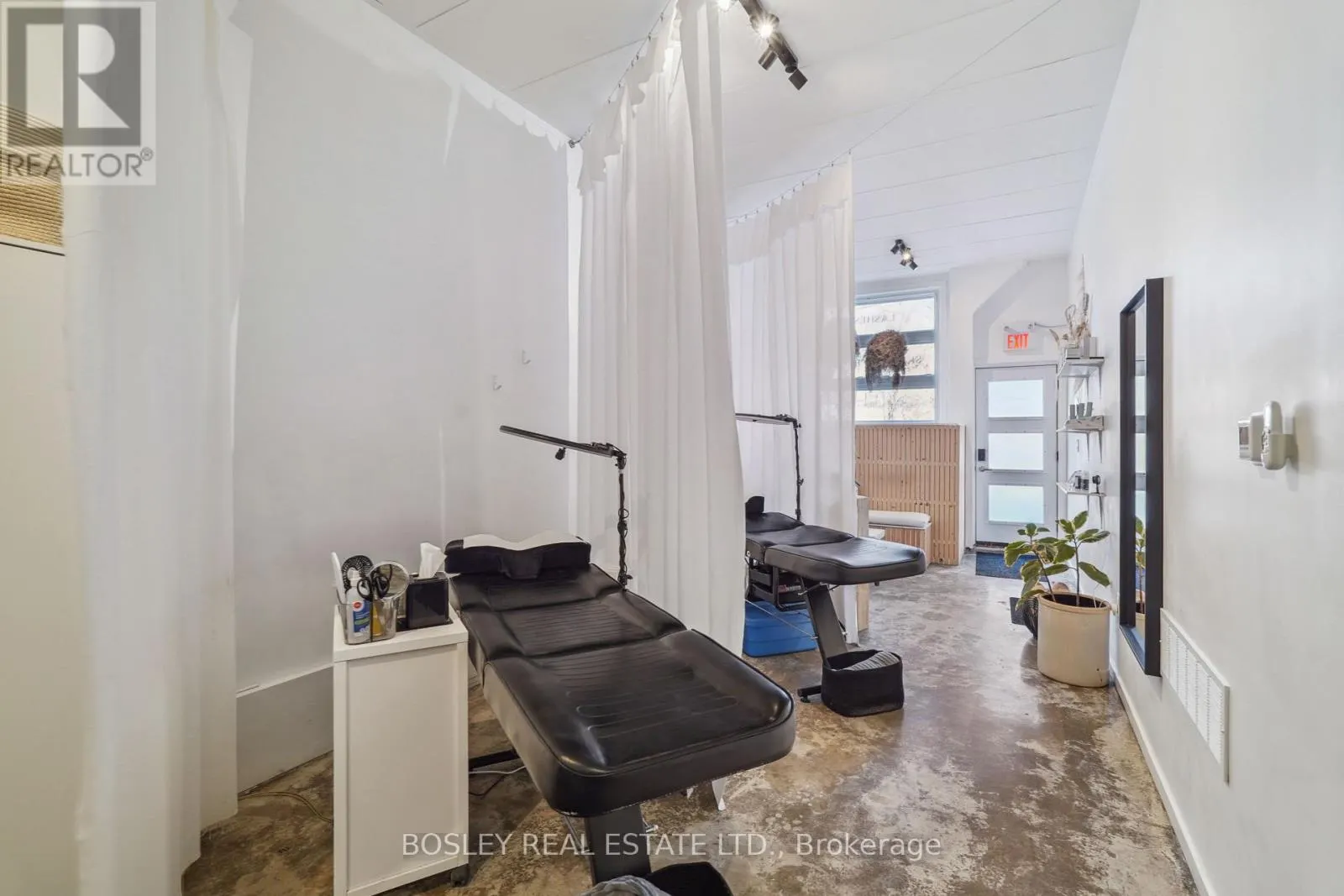 890 QUEEN STREET W