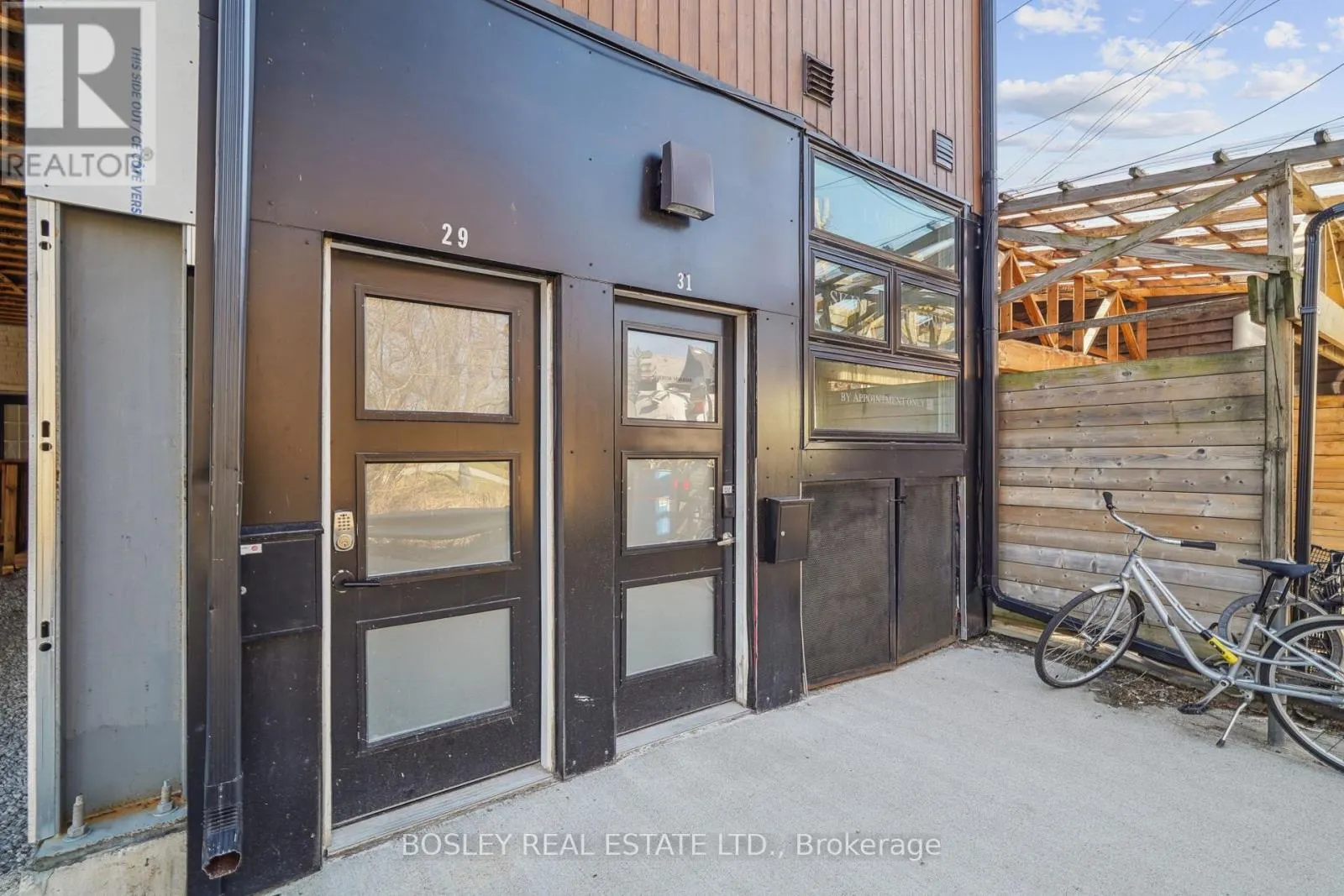 890 QUEEN STREET W