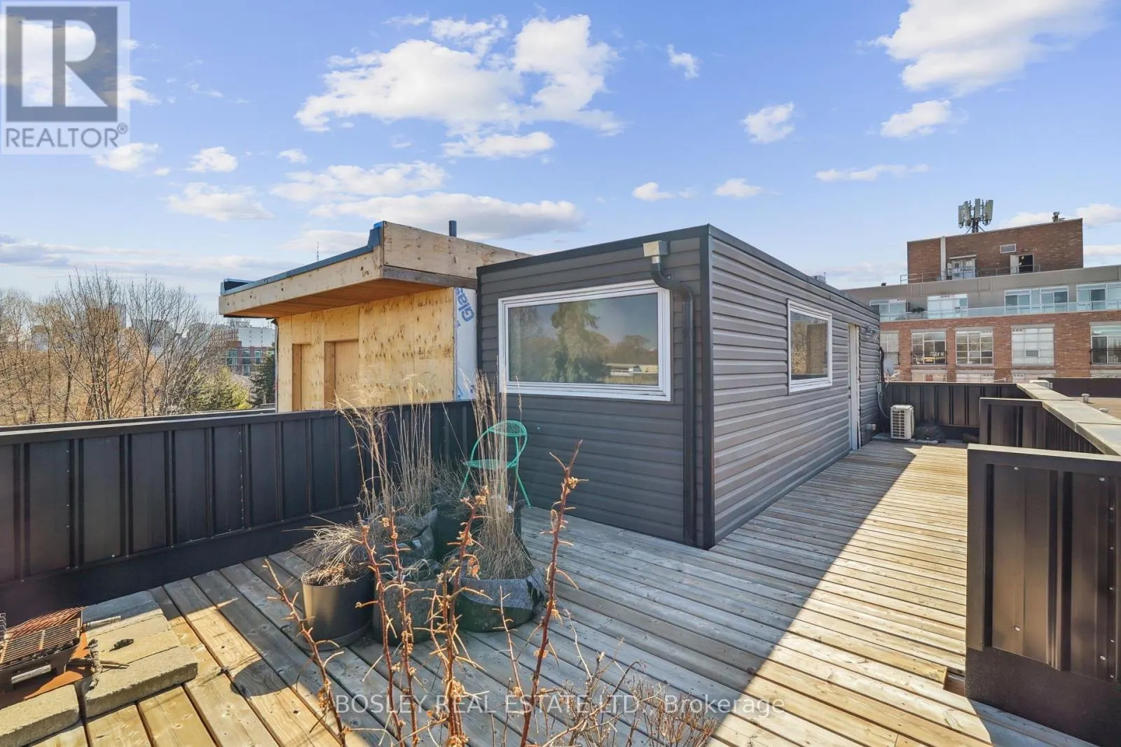 890 QUEEN STREET W