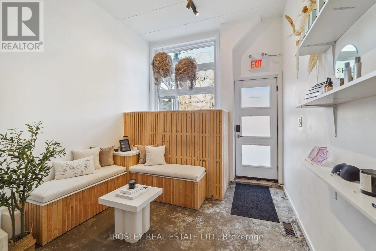 890 QUEEN STREET W