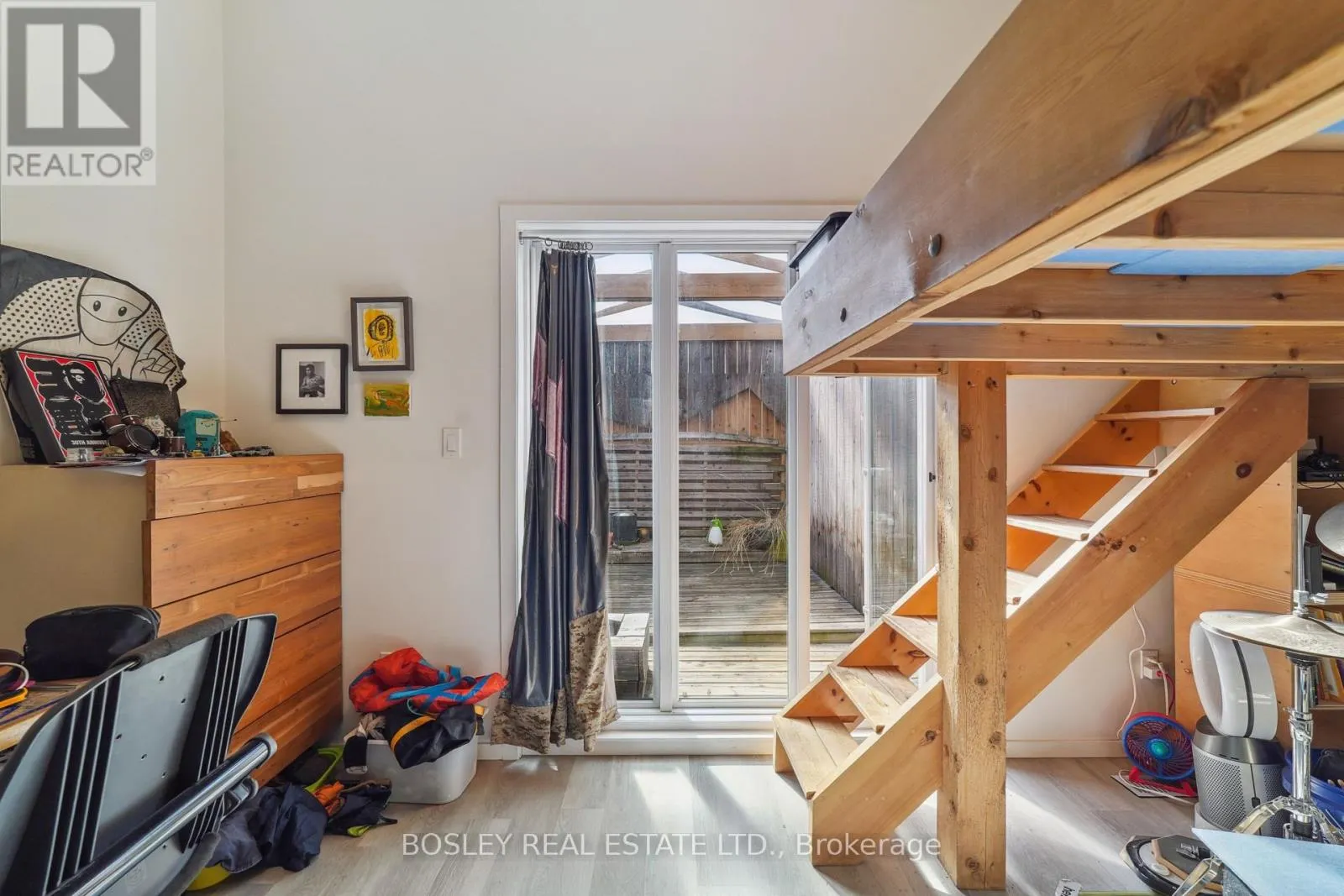 890 QUEEN STREET W