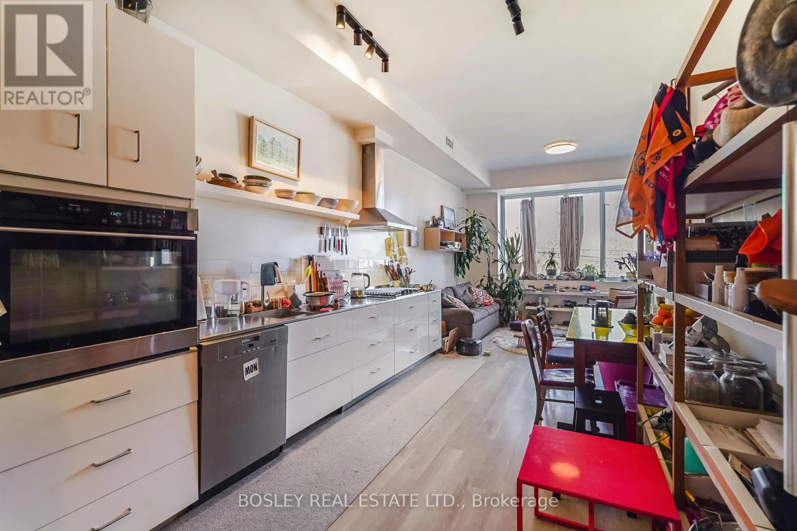 890 QUEEN STREET W