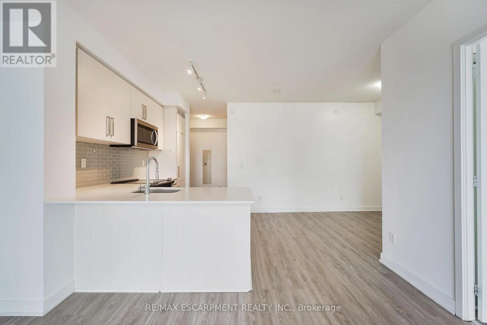 1006 - 5180 YONGE STREET
