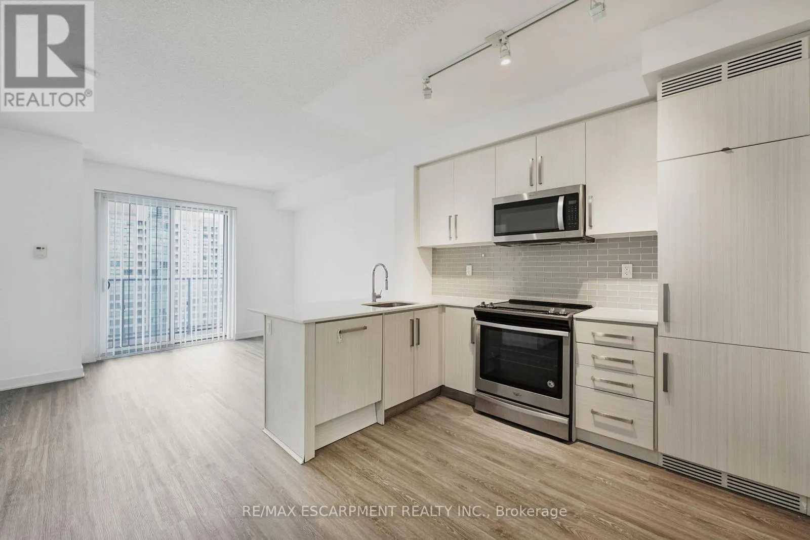 1006 - 5180 YONGE STREET