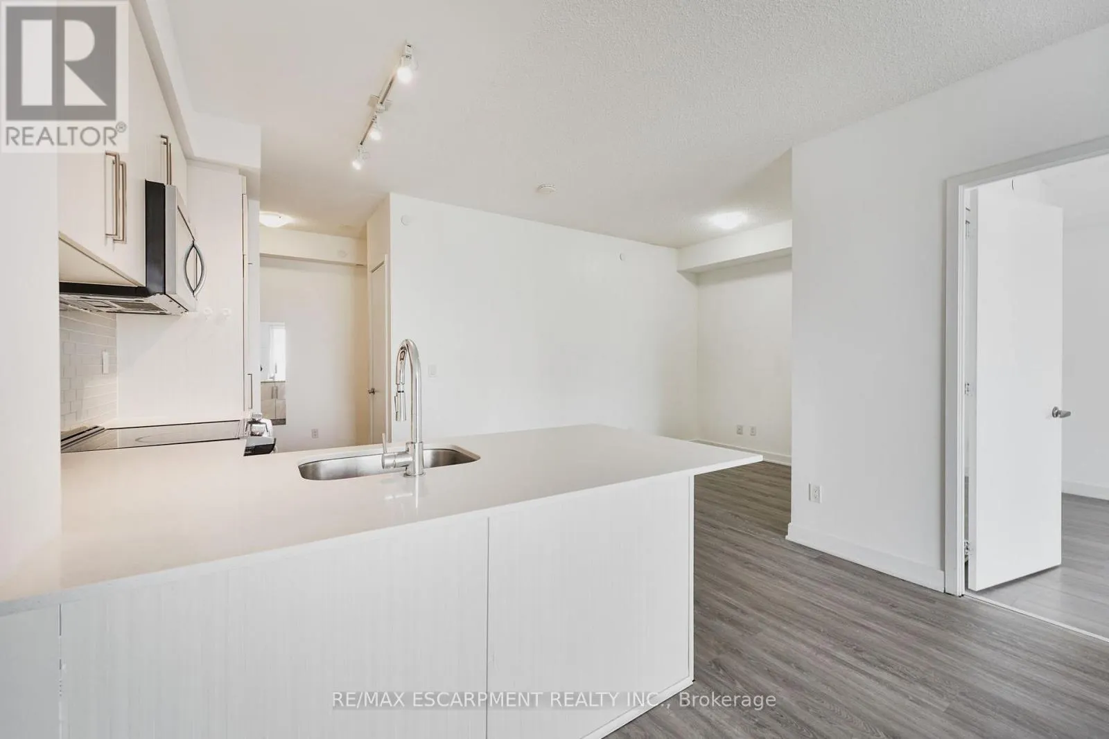 1006 - 5180 YONGE STREET