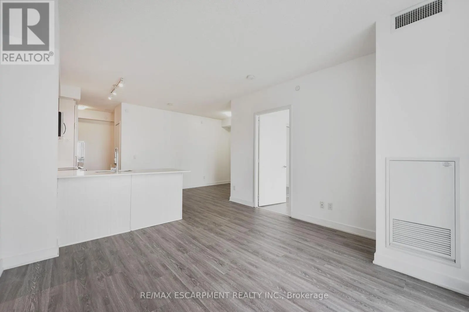 1006 - 5180 YONGE STREET