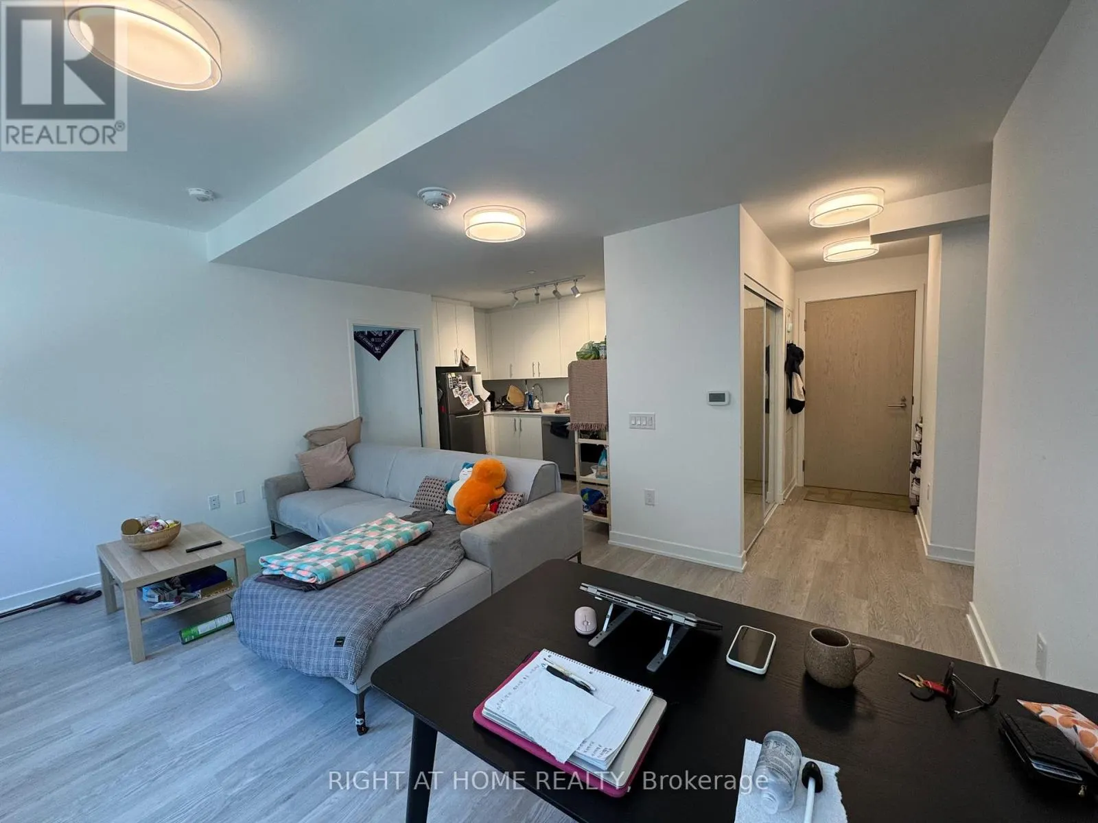 201 - 3 STRATHGOWAN AVENUE