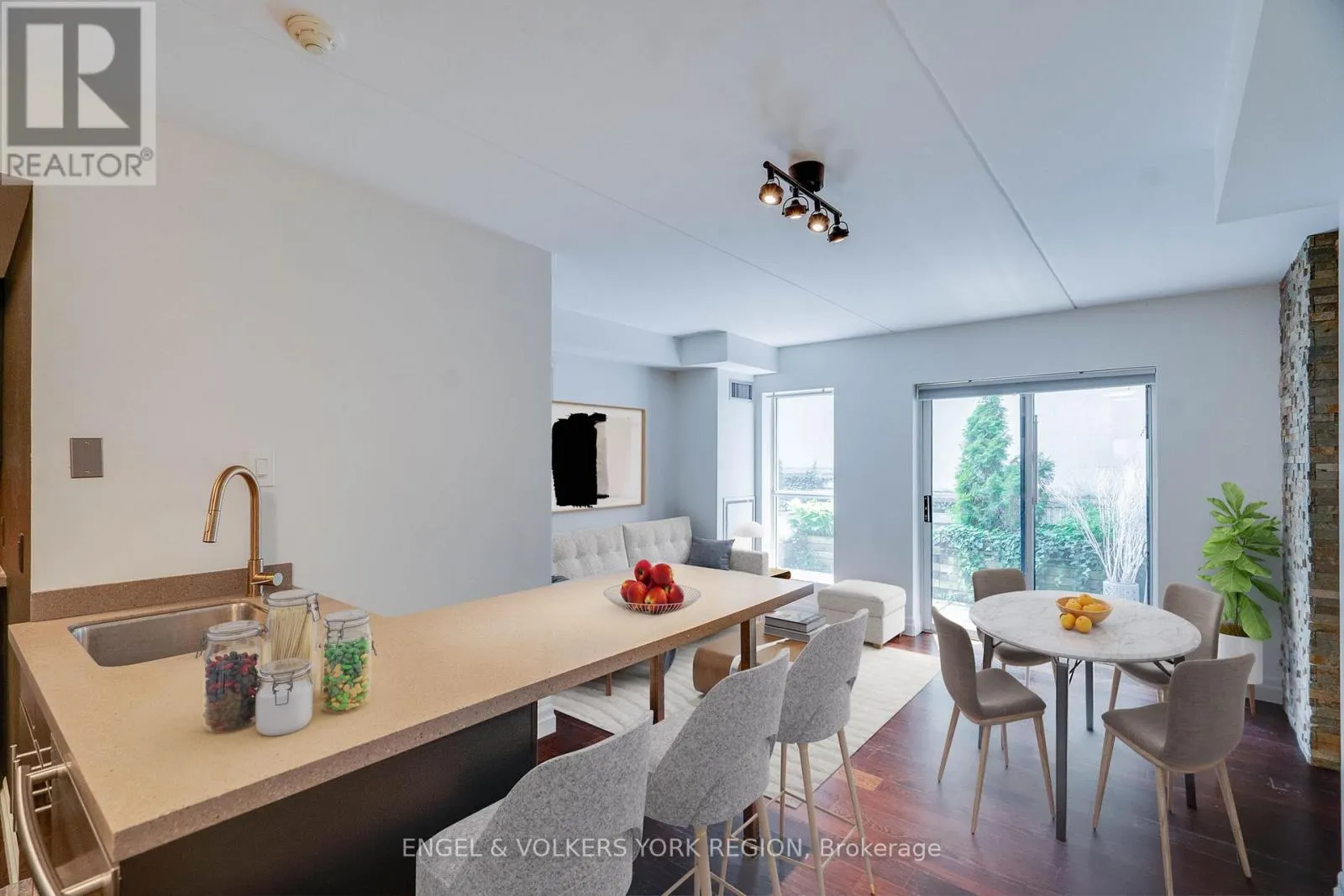 203 - 1174 YONGE STREET