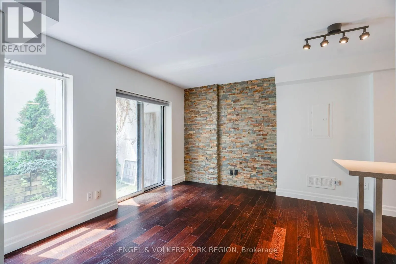 203 - 1174 YONGE STREET