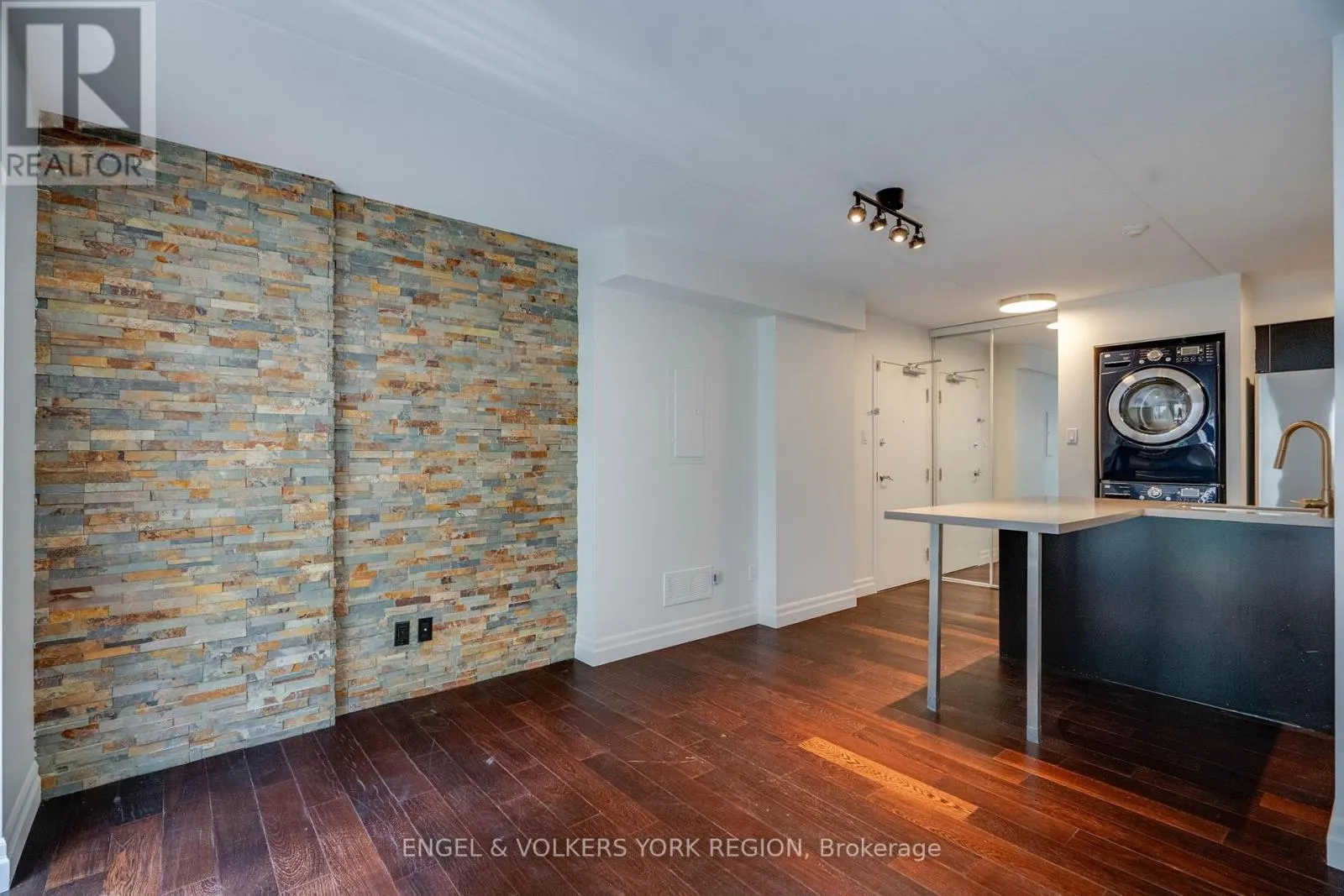 203 - 1174 YONGE STREET