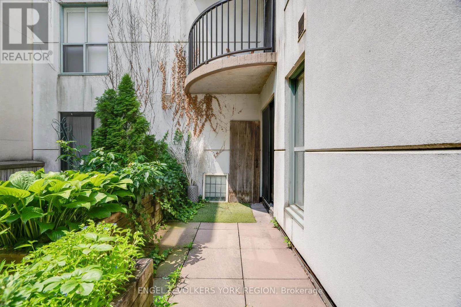 203 - 1174 YONGE STREET