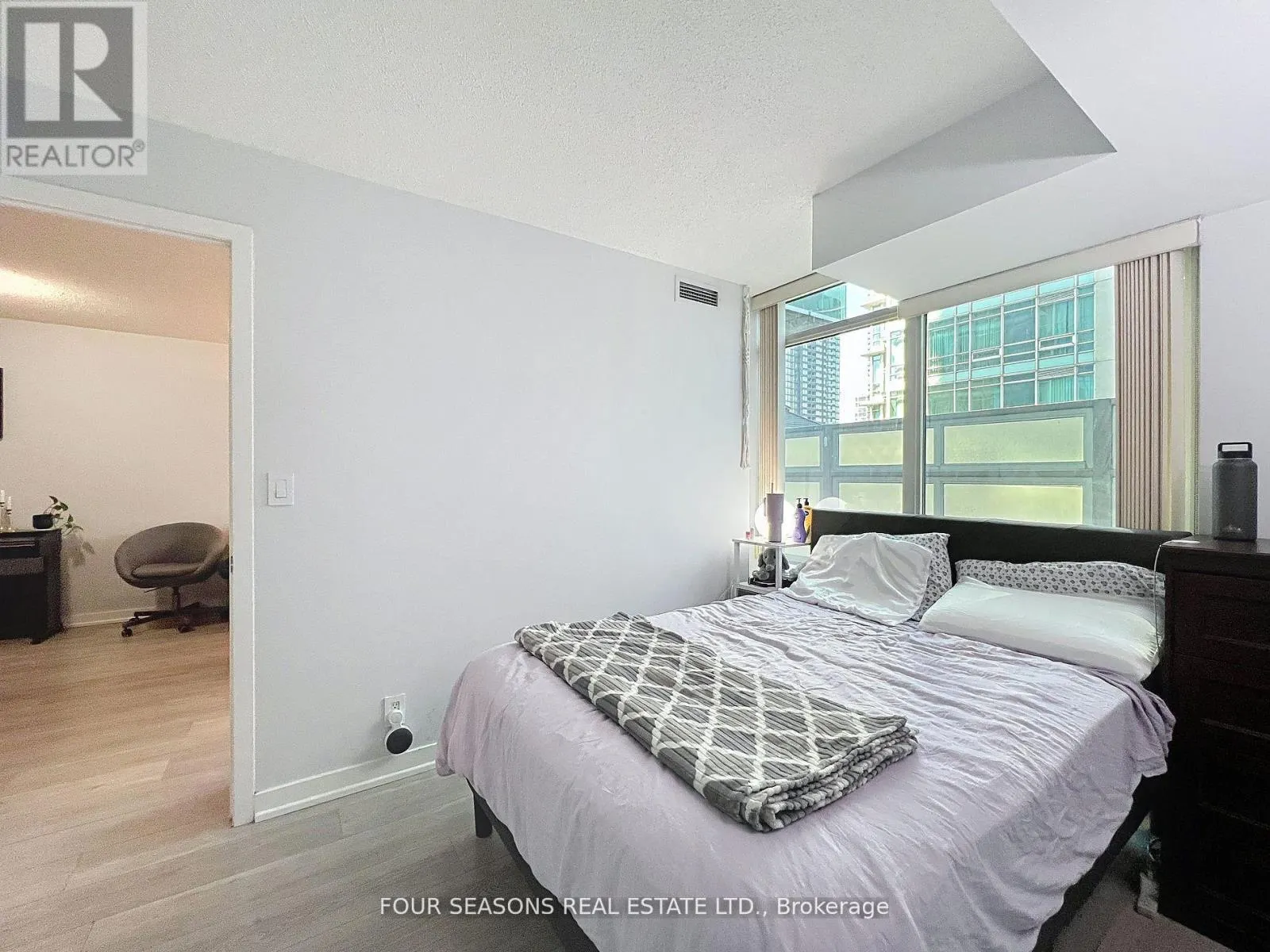 310 - 381 FRONT STREET W