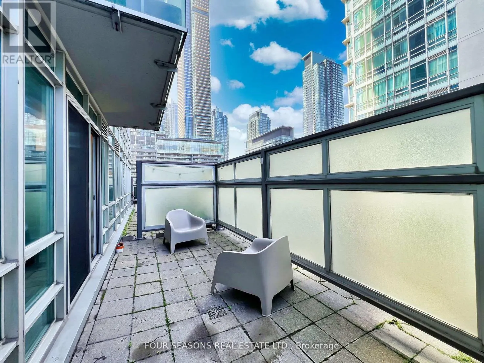 310 - 381 FRONT STREET W