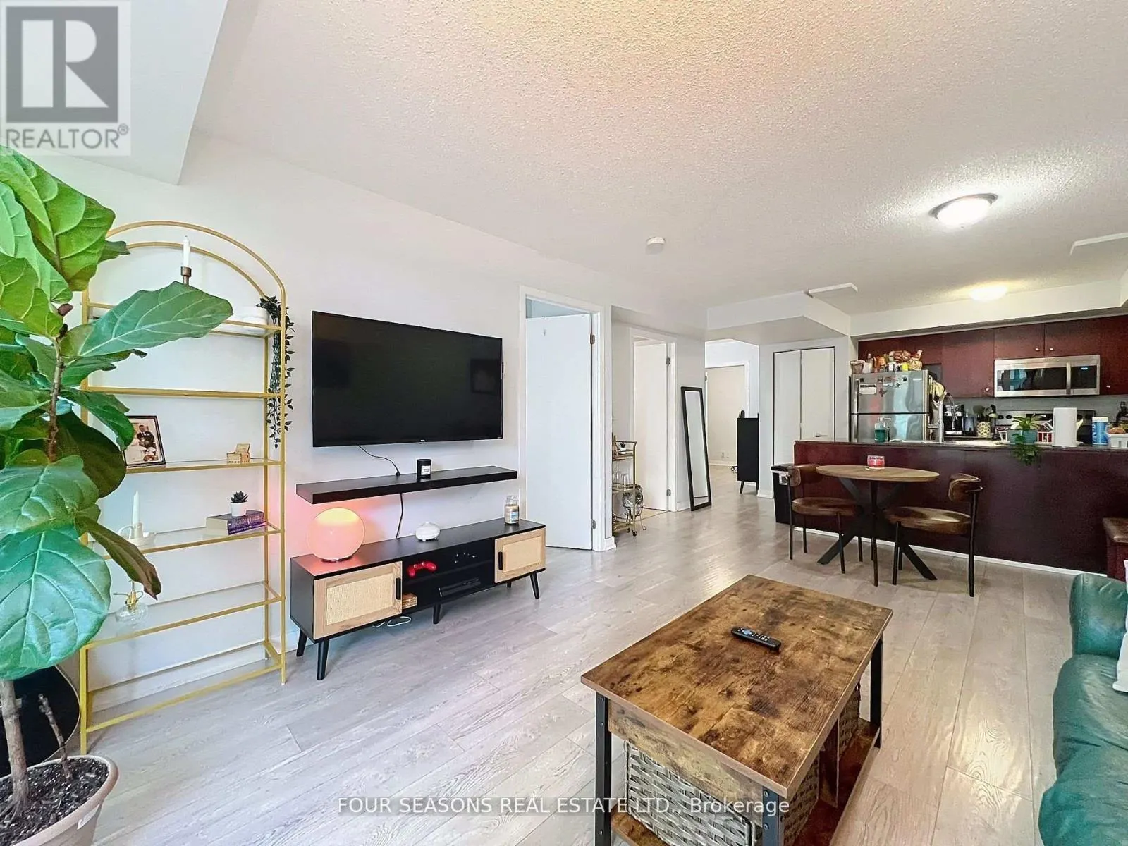 310 - 381 FRONT STREET W