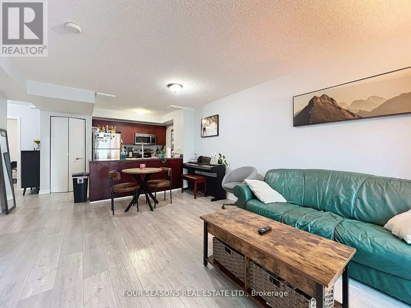 310 - 381 FRONT STREET W