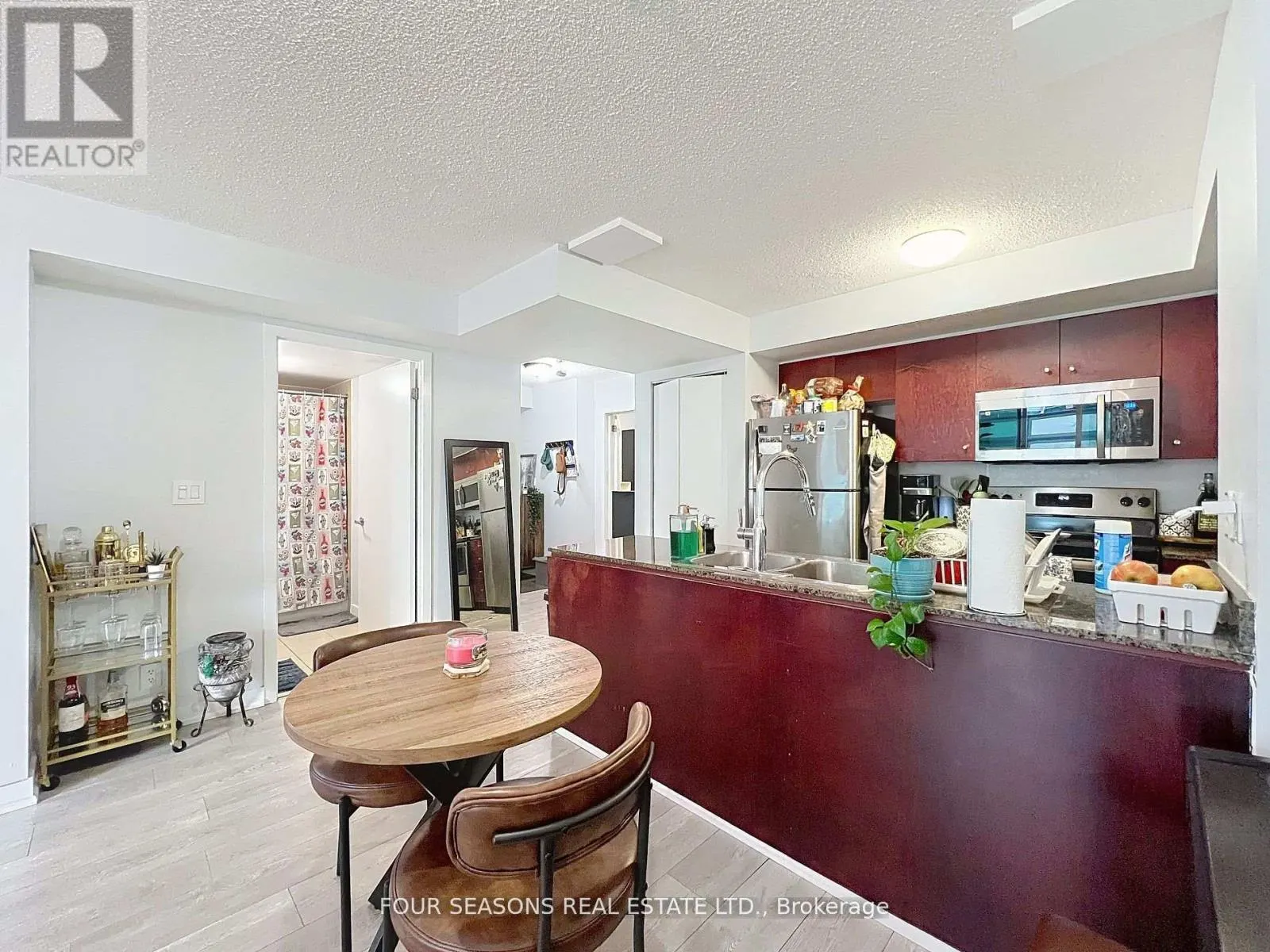 310 - 381 FRONT STREET W