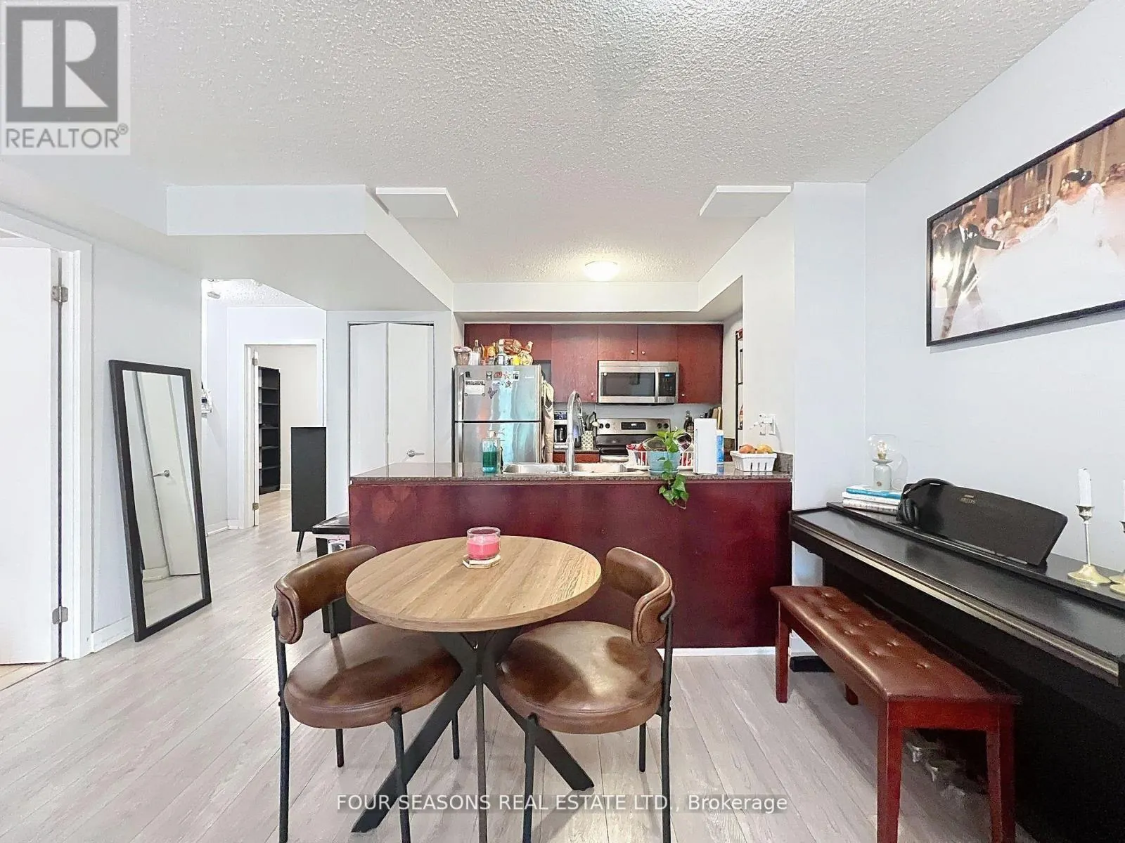 310 - 381 FRONT STREET W