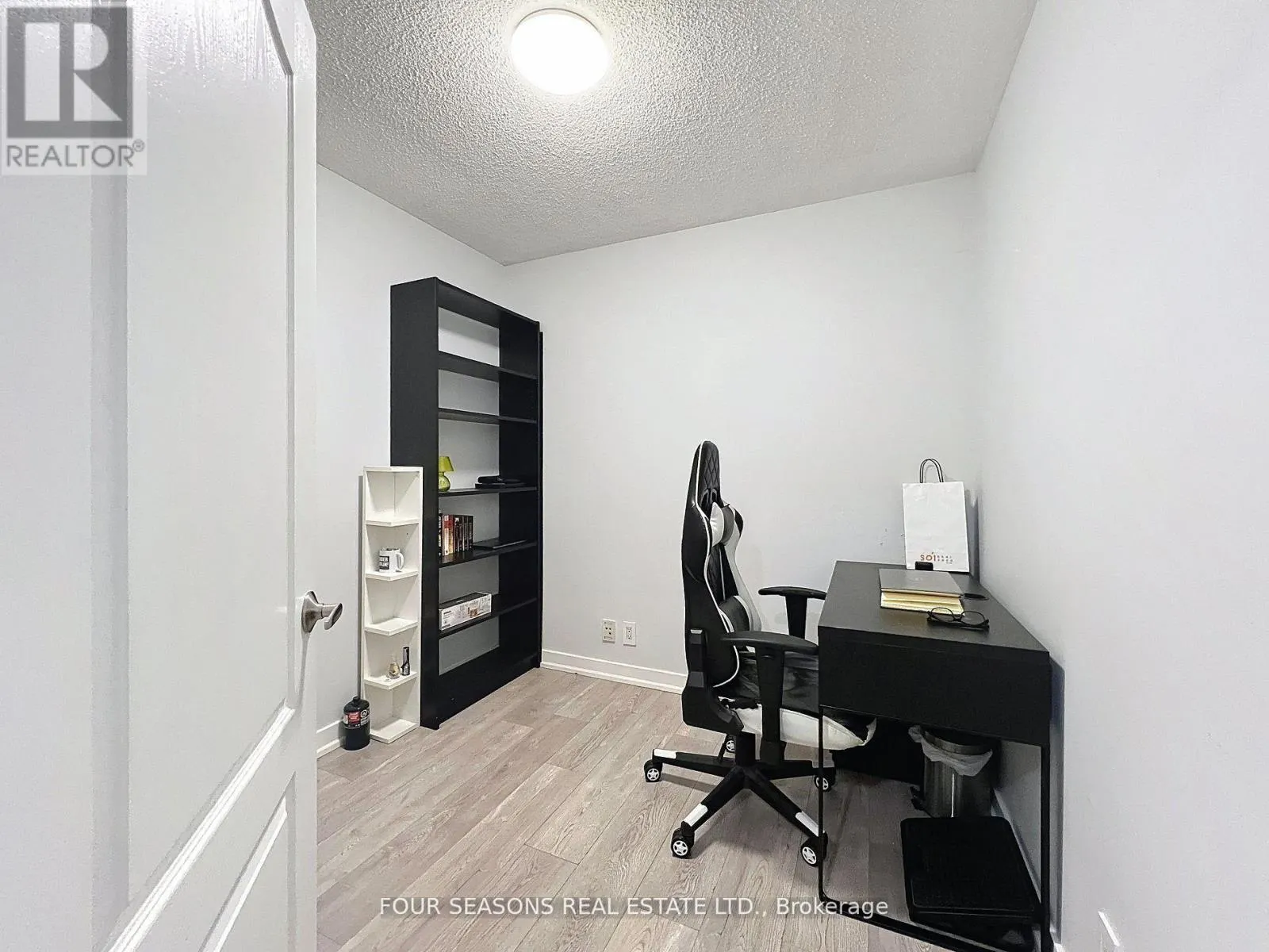 310 - 381 FRONT STREET W