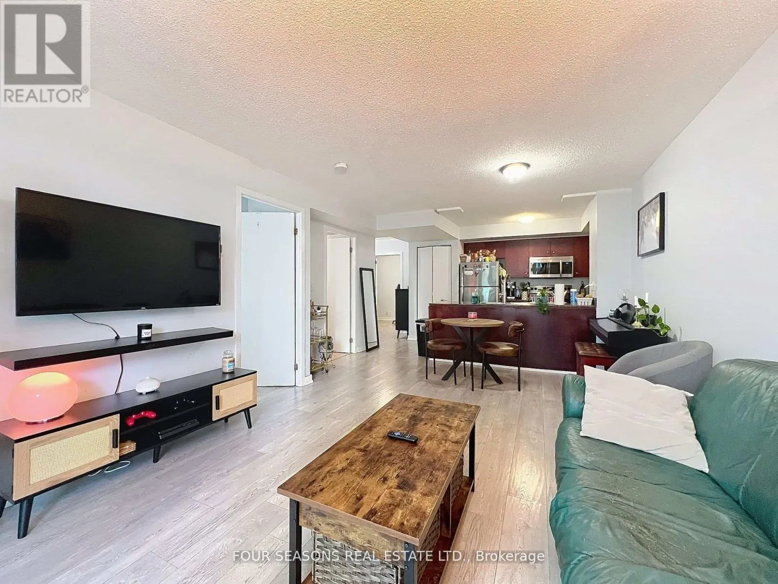 310 - 381 FRONT STREET W
