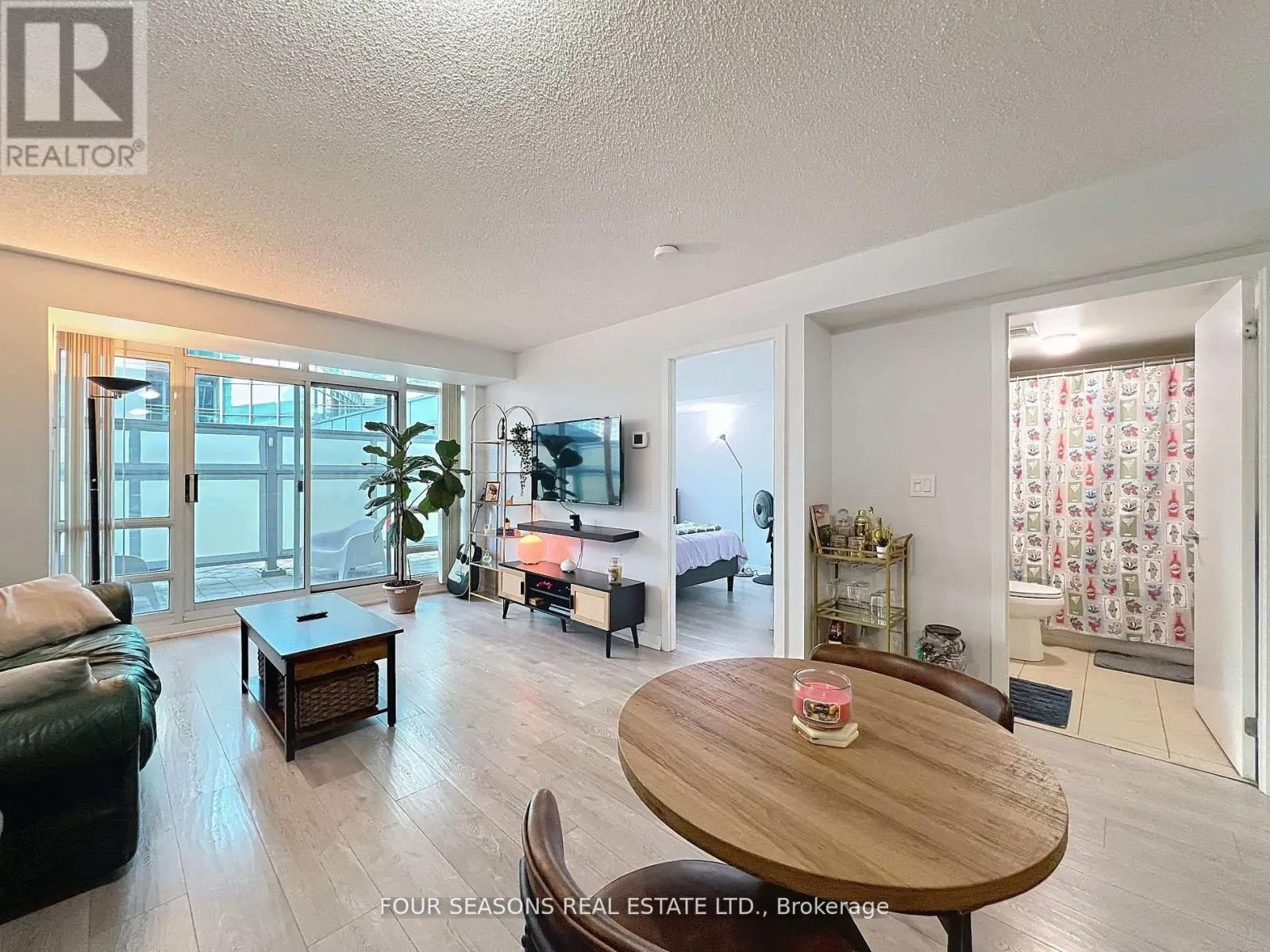 310 - 381 FRONT STREET W