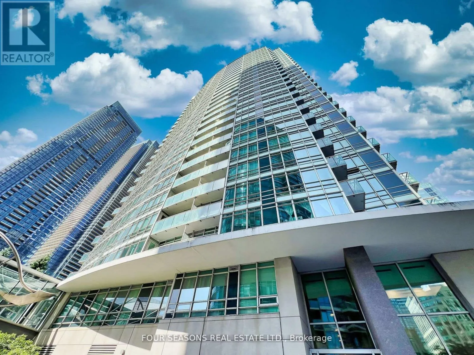 310 - 381 FRONT STREET W
