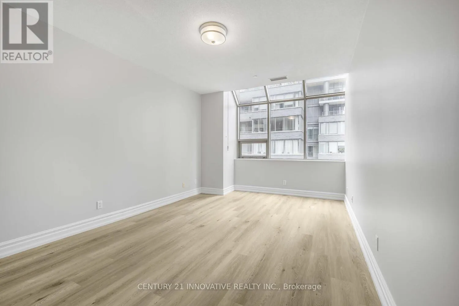 302 - 393 KING STREET W