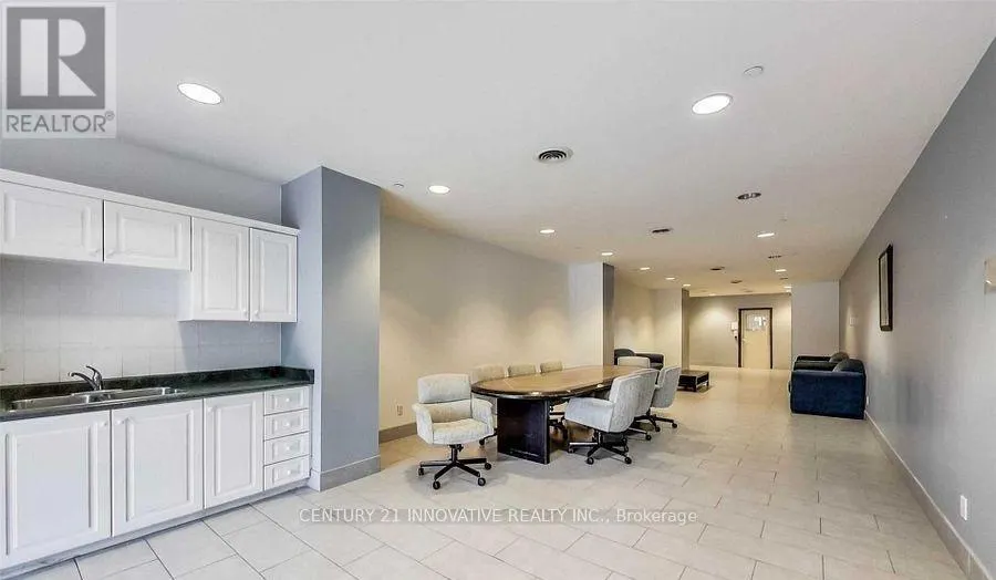 302 - 393 KING STREET W