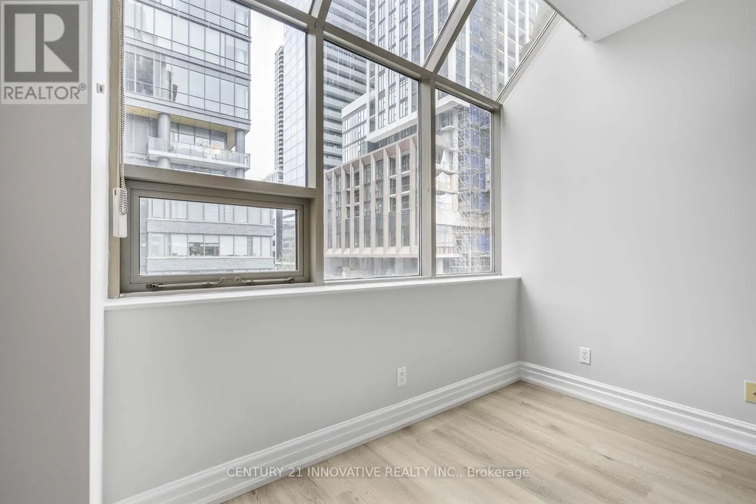 302 - 393 KING STREET W