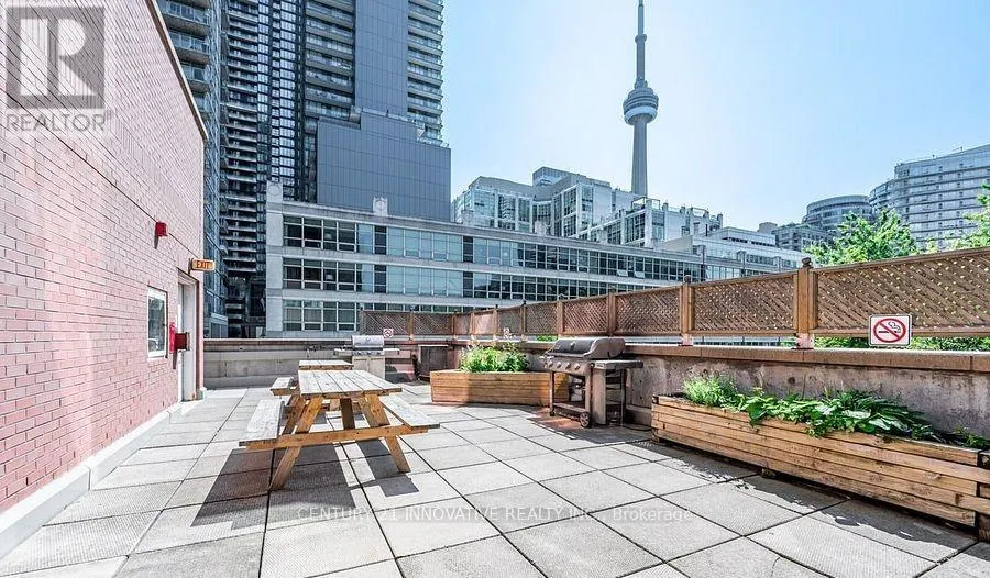 302 - 393 KING STREET W