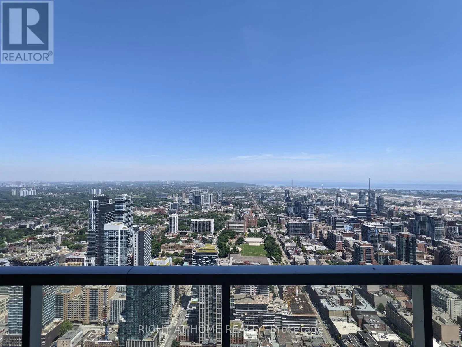 6004 - 197 YONGE STREET