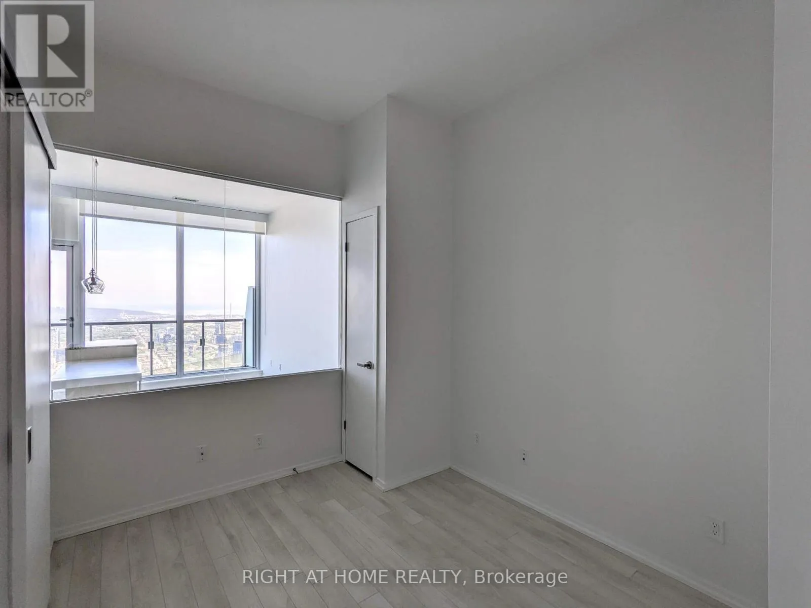 6004 - 197 YONGE STREET