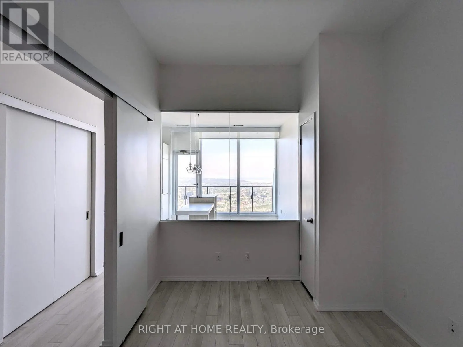 6004 - 197 YONGE STREET