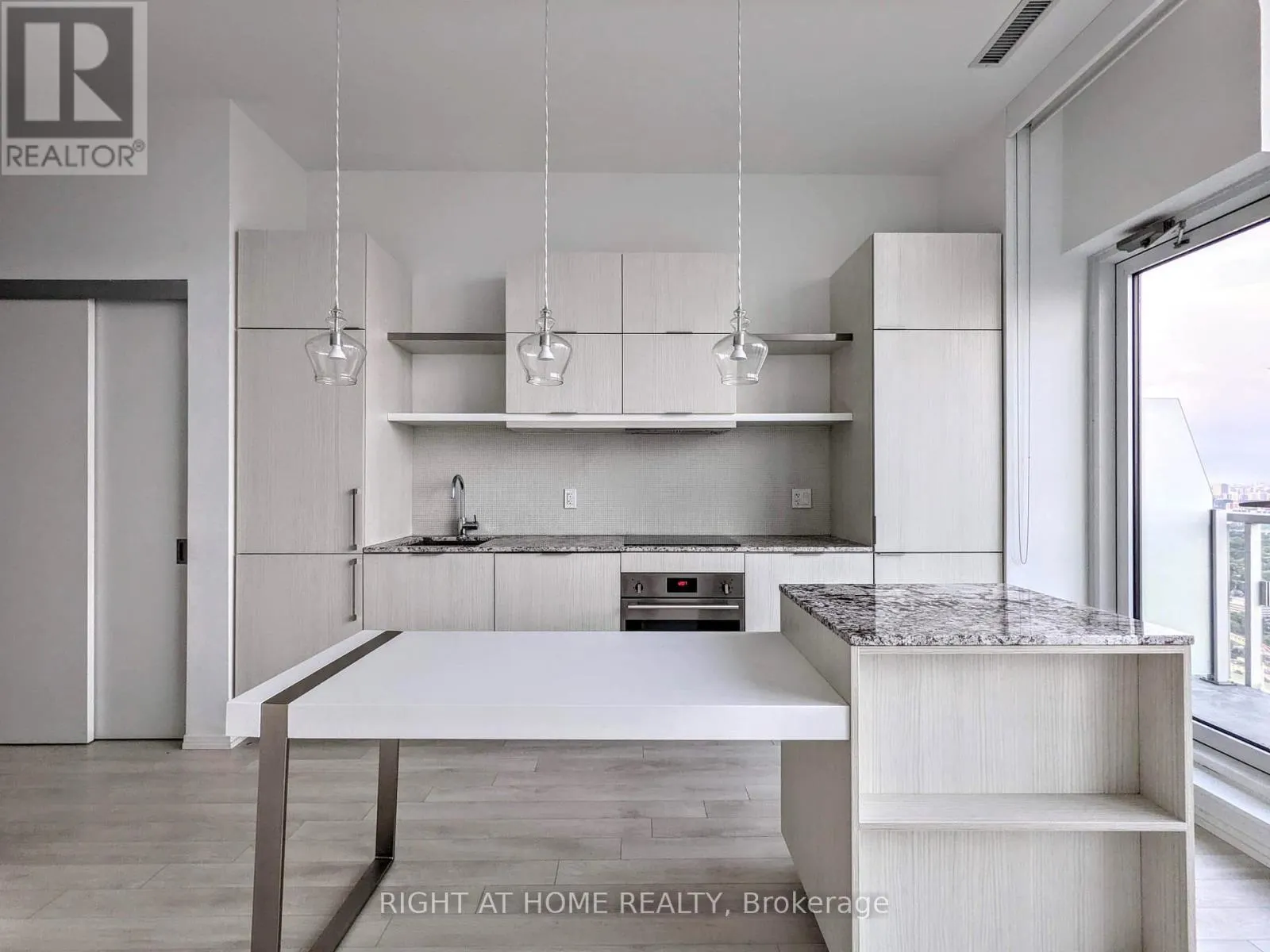 6004 - 197 YONGE STREET