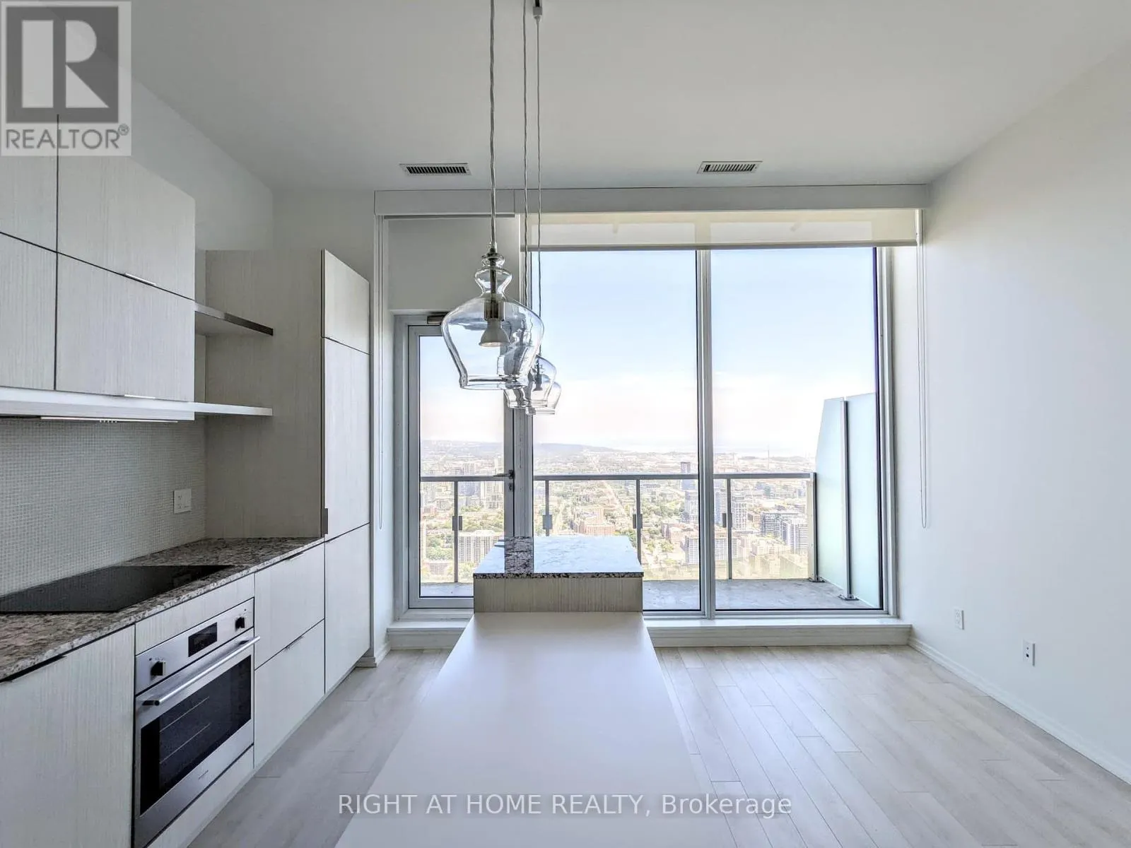 6004 - 197 YONGE STREET