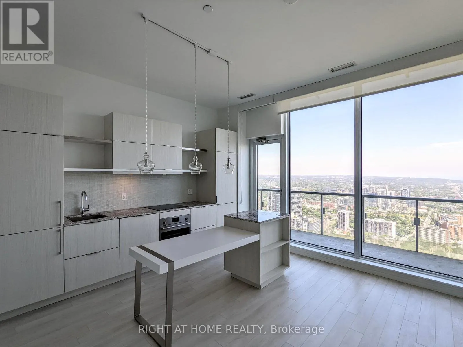 6004 - 197 YONGE STREET