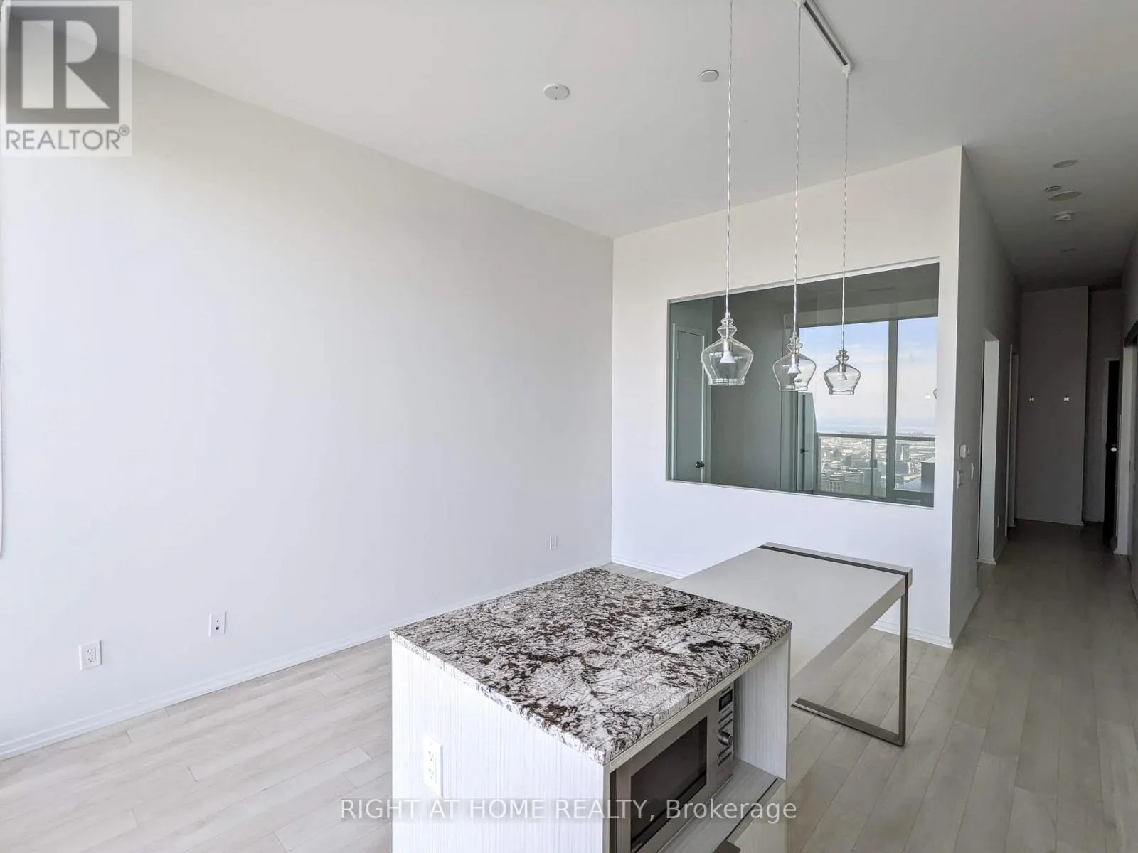 6004 - 197 YONGE STREET