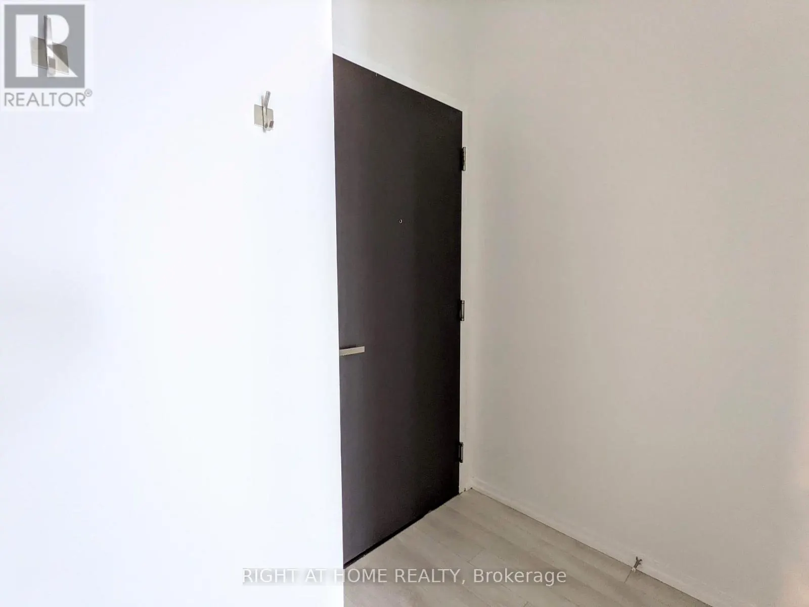 6004 - 197 YONGE STREET