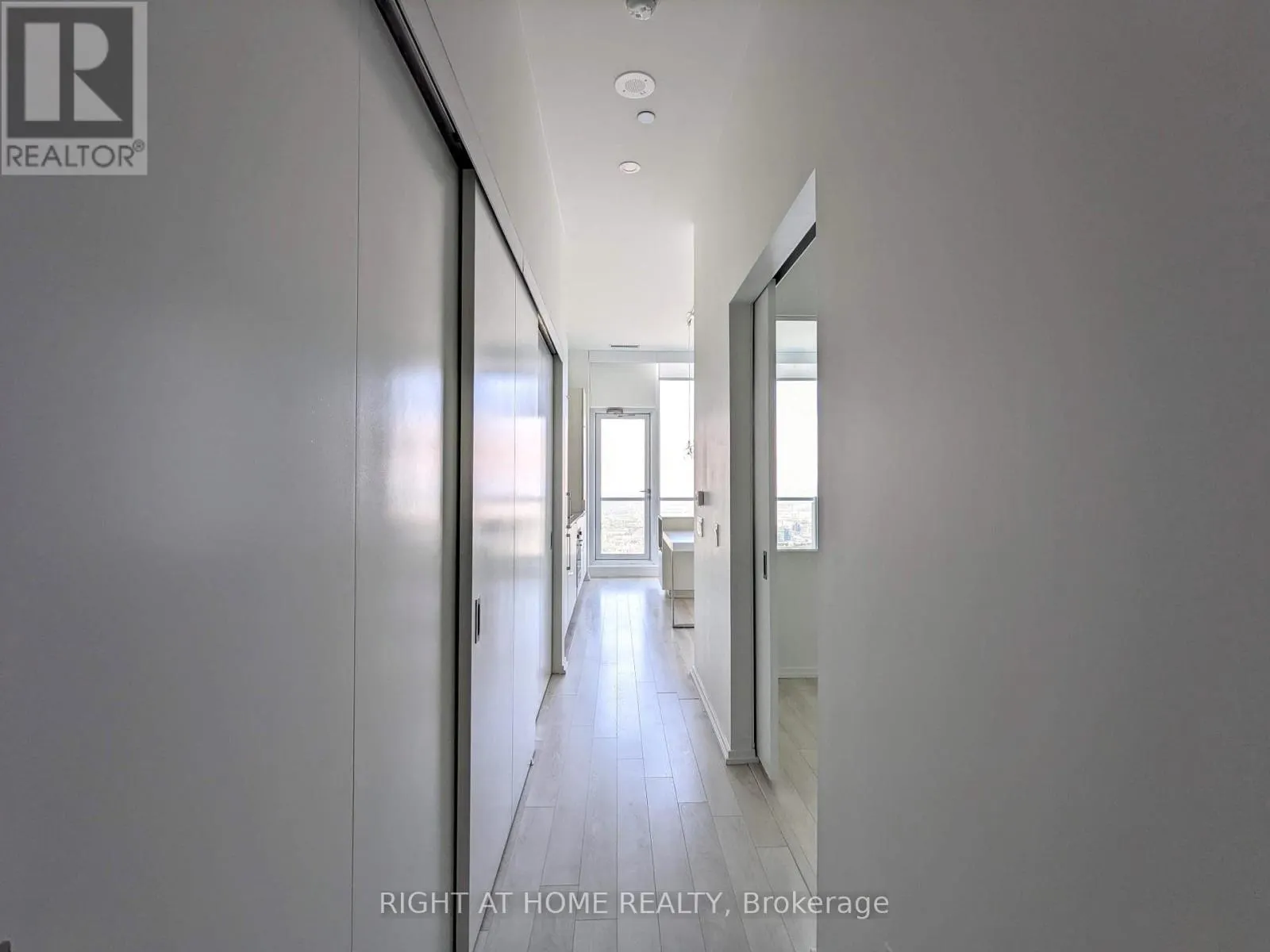 6004 - 197 YONGE STREET