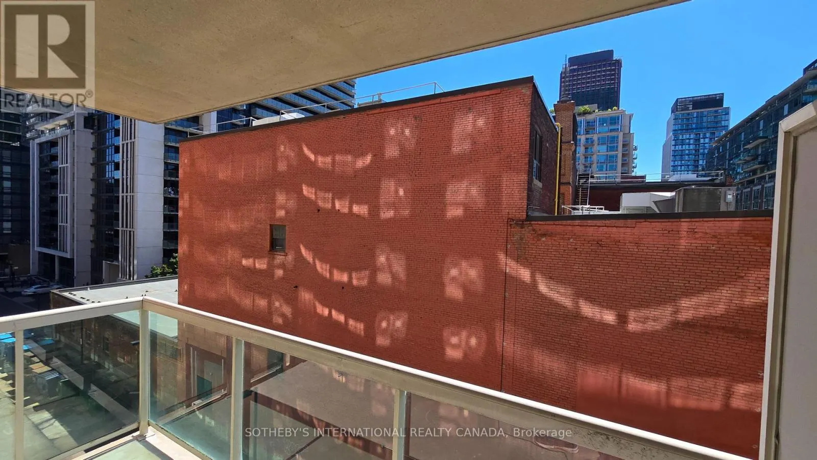 560 - 313 RICHMOND STREET E