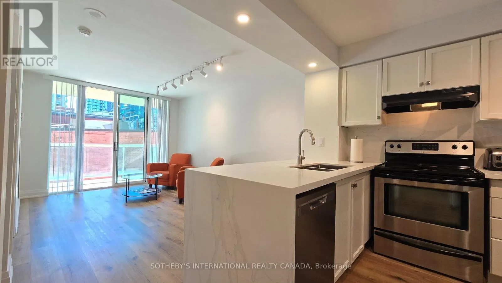560 - 313 RICHMOND STREET E