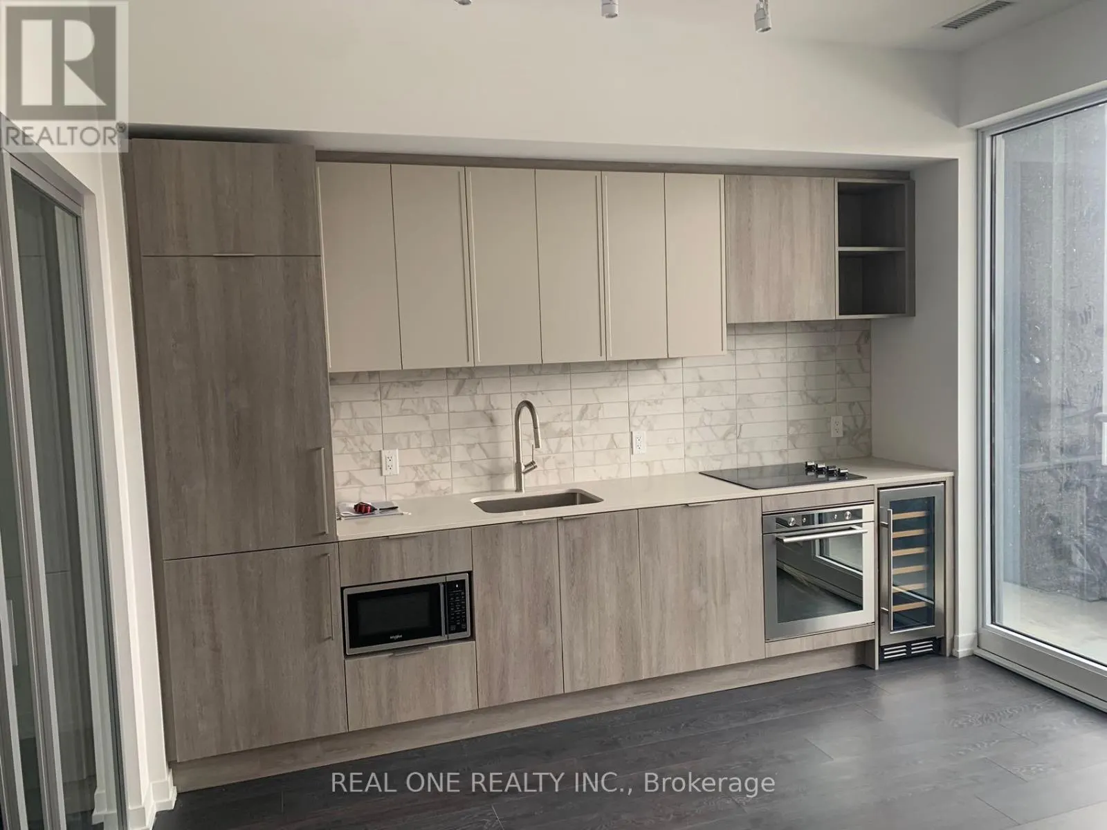 818 - 2020 BATHURST STREET