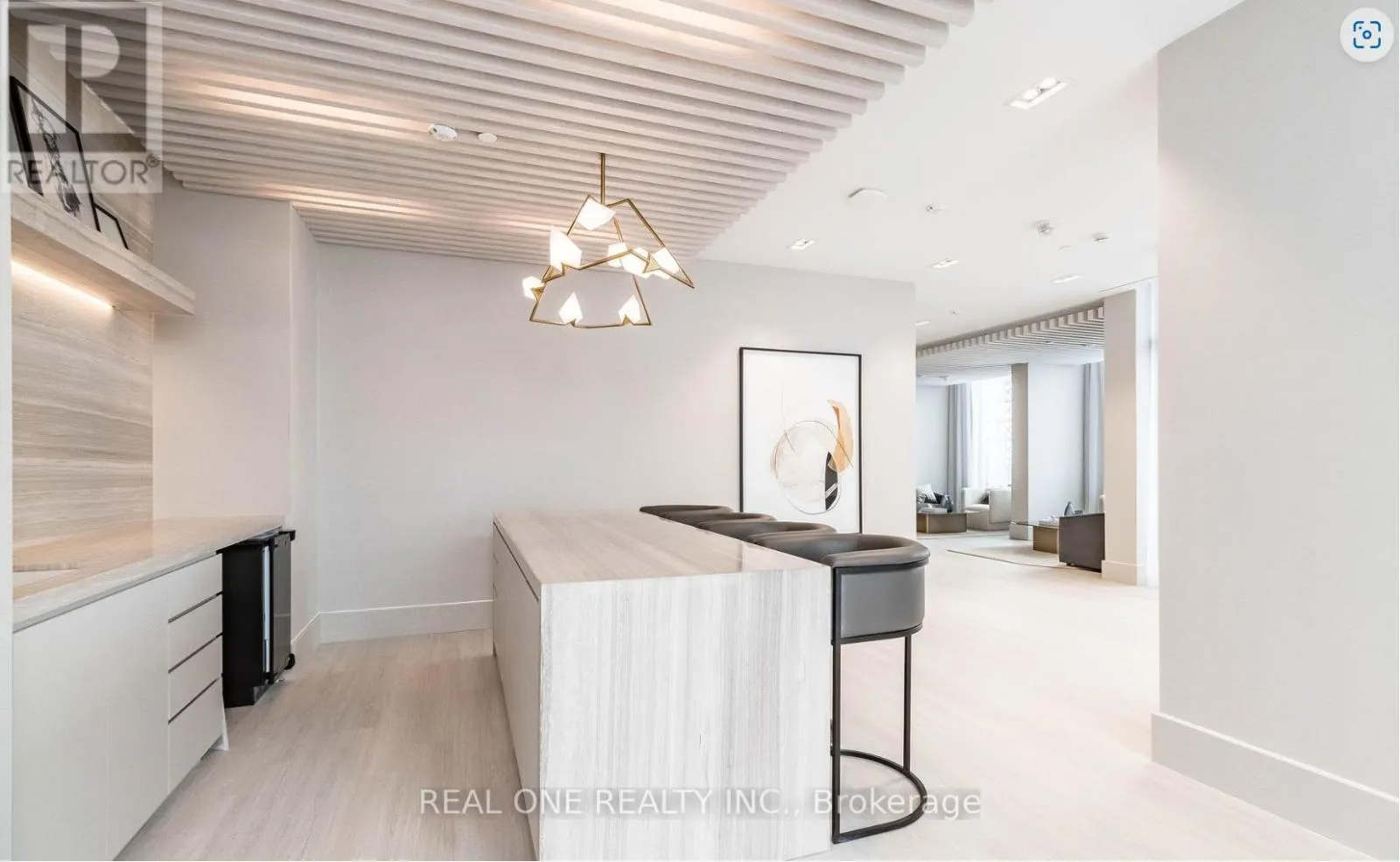 818 - 2020 BATHURST STREET
