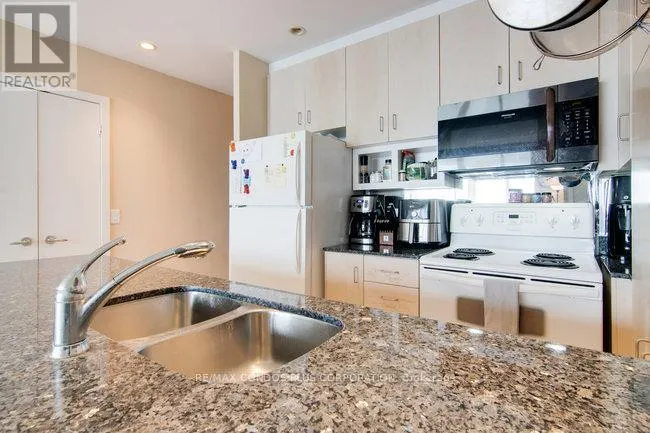 3206 - 208 QUEENS QUAY W
