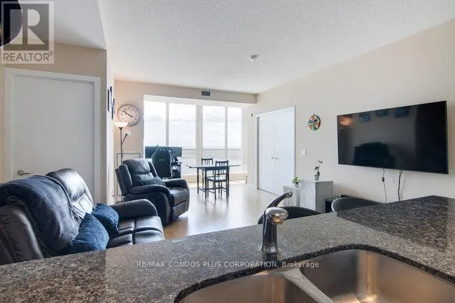 3206 - 208 QUEENS QUAY W