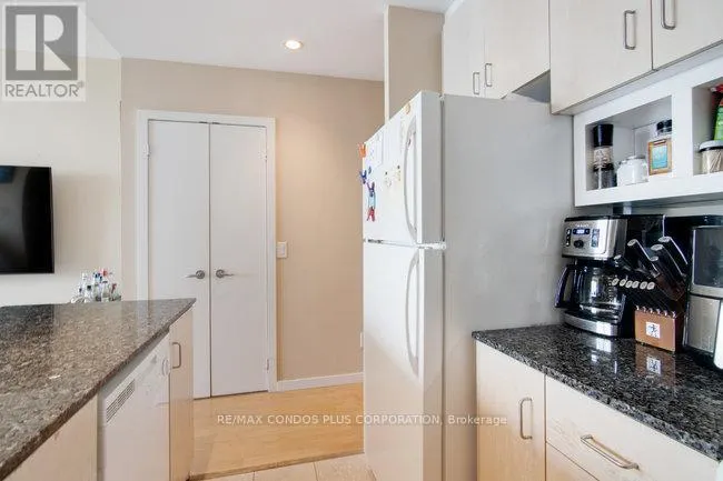 3206 - 208 QUEENS QUAY W